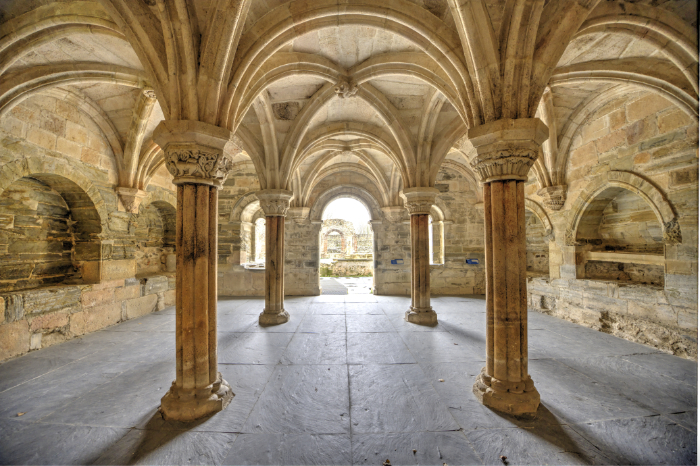 Sala capitular del monasterio de Carracedo desde el fondo